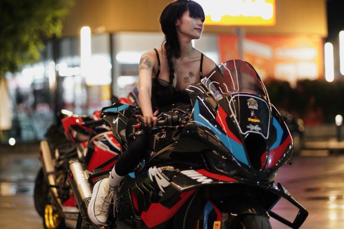 ไบเกอร์สาวสาว